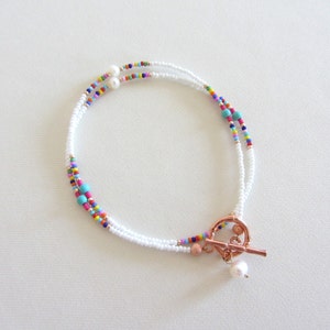Bunte Perlen Halskette mit Perlen zierliche Rocailles Choker mit türkis weißer Perle Choker Halskette Sommer Schmuck Regenbogen Perlenhalsketten