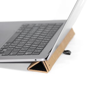 MERKMAL # 5. Keyboard Riser mit Klettverschluss Dreieckform Verstellbarer Keyboardständer Faltbar - Jede Farbe Einfach zu bedienen