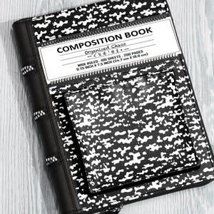 Puede incluir: Cubierta de cuaderno de composición en blanco y negro con cierre de cremallera. La cubierta tiene un patrón moteado y se muestra el texto "COMPOSITION BOOK". Las dimensiones son 24,7 cm x 19,0 cm.