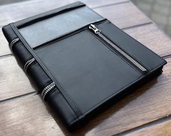 Funda de lujo para portátil de 17" en piel sintética negra, diseño de libro medieval.