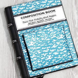 Peut inclure: Étui zippé de style cahier de composition avec un motif tacheté bleu et blanc. L'étui porte l'inscription "COMPOSITION BOOK" et "Plans That Probably Won't Happen". Il mesure 24,7 cm sur 19,0 cm.