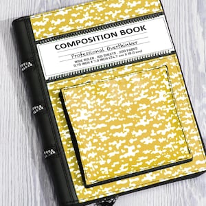 Pode incluir: Uma capa de caderno de composição com padrão manchado amarelo e branco e lombada preta com detalhes de zíper. A etiqueta branca diz COMPOSITION BOOK, Professional Overthinker, WIDE RULED, 100 SHEETS, 200 PAGES, 24,7 cm X 19,0 cm.