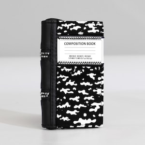 Puede incluir: Una funda para cuaderno con estampado de camuflaje en blanco y negro, lomo negro y cierre de cremallera. El frente tiene una etiqueta blanca con el texto COMPOSITION BOOK, WIDE RULED, 100 SHEETS, 200 PAGES, 9.75 INCH X 7.5 INCH (24.7 CM X 19.0 CM).