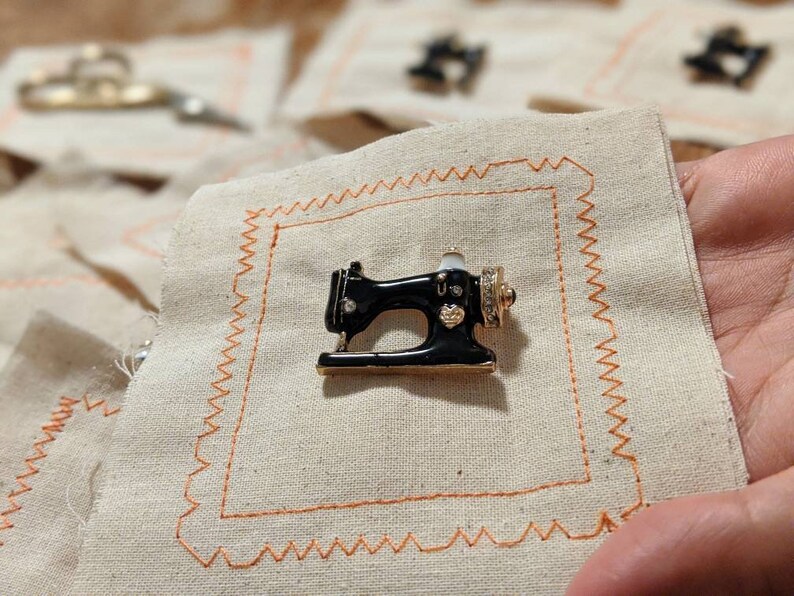 Vintage Sewing Machine Enamel and Metal Pin / Brooch - Etsy