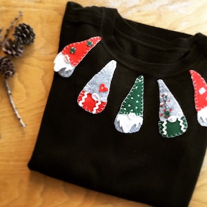 Handgemachter Weihnachtspullover mit aufgestickten Weihnachtswichteln