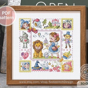 Puede incluir: Un patrón de punto de cruz colorido con personajes de El Mago de Oz, incluyendo a Dorothy, el Espantapájaros, el Hombre de Hojalata y el León Cobarde. El patrón está enmarcado en un marco de madera e incluye el texto "SO-OP3204" y "www.etsy.com/shop/SodastitchDesign".