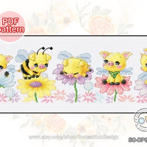 Puede incluir: Patr&oacute;n de punto de cruz con cinco lechones amarillos con alas, cada uno sentado en una flor. Los lechones tienen diferentes expresiones, incluyendo sonriendo, durmiendo y mirando con curiosidad. Las flores son en tonos de rosa, morado y azul. El patr&oacute;n se titula "SO-OPG155" y est&aacute; disponible en Etsy en www.etsy.com/shop/SodastitchDesign.
