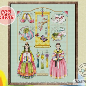 Puede incluir: Patr&oacute;n de punto de cruz con dos mujeres con vestidos tradicionales coreanos hanbok, rodeadas de varios s&iacute;mbolos culturales coreanos, incluyendo un rollo con el texto "福 花 圖" (que significa "Imagen de la Flor de la Felicidad"), zapatos, una bolsa y una tetera. El patr&oacute;n est&aacute; sobre un fondo azul claro.