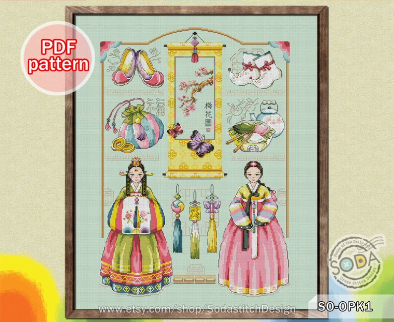 Puede incluir: Patr&oacute;n de punto de cruz con dos mujeres con vestidos tradicionales coreanos hanbok, rodeadas de varios s&iacute;mbolos culturales coreanos, incluyendo un rollo con el texto "福 花 圖" (que significa "Imagen de la Flor de la Felicidad"), zapatos, una bolsa y una tetera. El patr&oacute;n est&aacute; sobre un fondo azul claro.