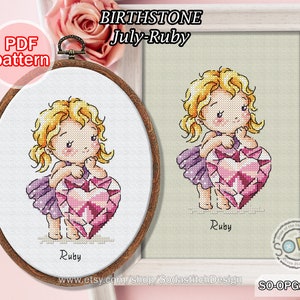Puede incluir: Patrón de punto de cruz con una niña sosteniendo un gran corazón de rubí. El patrón se titula "Piedra natal de julio-rubí" e incluye el texto "Patrón PDF" y "Rubí".