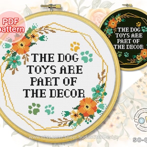 Patrón de punto de cruz pdf &#39;Los juguetes para perros son parte de la decoración&#39; Texto divertido y chispeante de citas para personas con perros, SO-Q40 &#39;Los juguetes para perros son&#39;