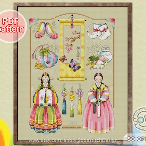 Puede incluir: Patr&oacute;n de punto de cruz con dos mujeres con vestidos tradicionales coreanos hanbok, rodeadas de varios elementos culturales coreanos, incluyendo un rollo con el texto "梅花園" (pronunciado "meihua yuan"), que se traduce como "Jard&iacute;n de flores de ciruelo".