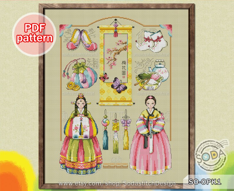 Puede incluir: Patr&oacute;n de punto de cruz con dos mujeres con vestidos tradicionales coreanos hanbok, rodeadas de varios elementos culturales coreanos, incluyendo un rollo con el texto "梅花園" (pronunciado "meihua yuan"), que se traduce como "Jard&iacute;n de flores de ciruelo".