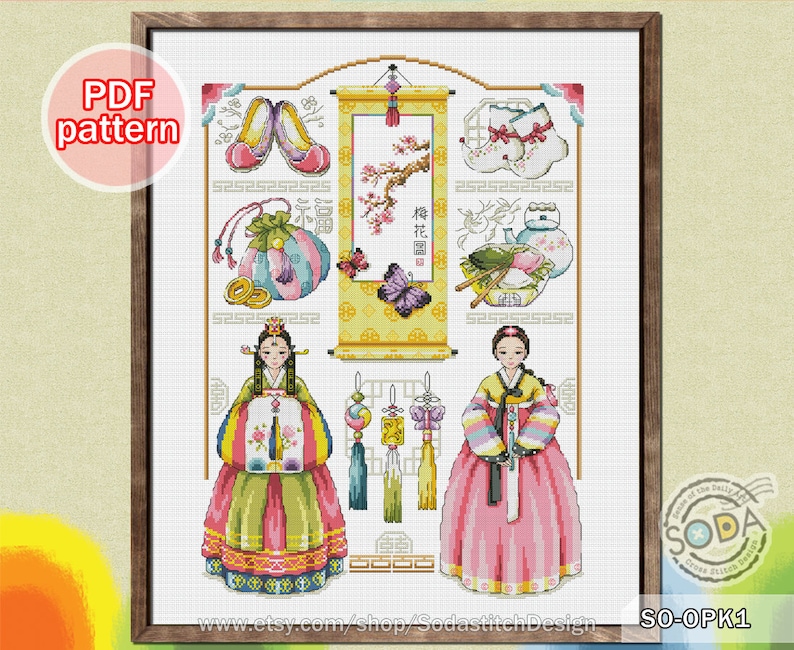 Puede incluir: Patr&oacute;n de punto de cruz con dos mujeres con vestidos tradicionales coreanos hanbok, rodeadas de varios elementos culturales coreanos, incluyendo zapatos, un bolso, un juego de t&eacute; y un rollo con flores de cerezo. El patr&oacute;n se titula "SO-OPK1".
