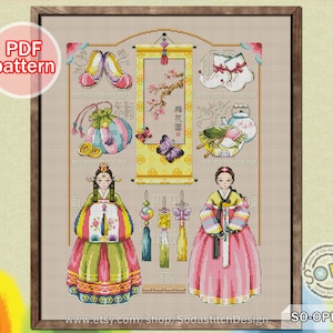Puede incluir: Patr&oacute;n de punto de cruz con dos mujeres con vestidos tradicionales coreanos hanbok, rodeadas de varios elementos culturales coreanos, incluyendo un rollo con el texto "梅花園" (que significa "Jard&iacute;n de flores de ciruelo"), zapatos, una tetera y una bolsa. El patr&oacute;n se titula "SO-OPK1".