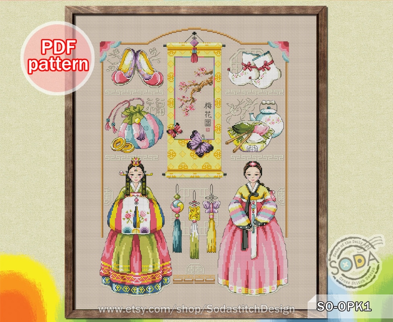 Puede incluir: Patr&oacute;n de punto de cruz con dos mujeres con vestidos tradicionales coreanos hanbok, rodeadas de varios elementos culturales coreanos, incluyendo un rollo con el texto "梅花園" (que significa "Jard&iacute;n de flores de ciruelo"), zapatos, una tetera y una bolsa. El patr&oacute;n se titula "SO-OPK1".