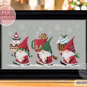 Può includere: Schema di punto croce con tre gnomi che portano dolcetti natalizi. Gli gnomi indossano cappelli rossi e hanno barbe bianche. Portano una torta, una tazza di cioccolata calda e un cupcake. Lo sfondo è grigio chiaro con fiocchi di neve.