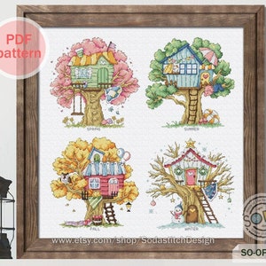 Peut inclure: Modèle de point de croix représentant quatre cabanes dans les arbres, chacune décorée pour une saison différente : printemps, été, automne et hiver. Le motif comprend des détails comme des fleurs, des oiseaux et un bonhomme de neige.