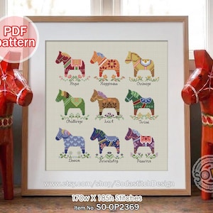 Può includere: Un modello a punto croce incorniciato con nove cavalli colorati e stilizzati con vari motivi e le parole "Speranza", "Felicità", "Coraggio", "Sfida", "Fortuna", "Fiducia", "Sogno", "Amicizia" e "Passione". Il testo "PDF pattern" è in un cerchio rosa. Dimensioni: 170w X 185h punti.