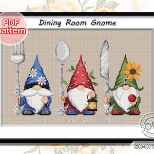 Puede incluir: Patrón de punto de cruz PDF para un gnomo de comedor con un tenedor, una cuchara y un cuchillo. Los gnomos llevan sombreros azules, rojos y verdes con detalles blancos. El patrón se titula "Dining Room Gnome" e incluye el sitio web "www.etsy.com/shop/SodastitchDesign".