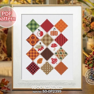 Könnte beinhalten: Ein gerahmtes Kreuzstichmuster mit einem Gitter aus Rautenformen mit herbstlichen Motiven wie einem Apfel, einem Kürbis, einem Pilz und verschiedenen Blättern sowie Karomustern und Streifen. Der Text lautet 117w X 156h Stitches und SO-OP2399.