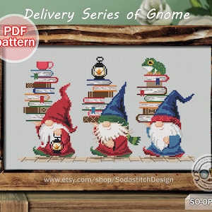 Może przedstawiać: Trzej gnomy niosą stosy książek, latarnię i żabę. Gnomy noszą czerwone, niebieskie i zielone czapki. Obrazek nosi tytuł "Delivery Series of Gnome" i zawiera tekst "PDF pattern".