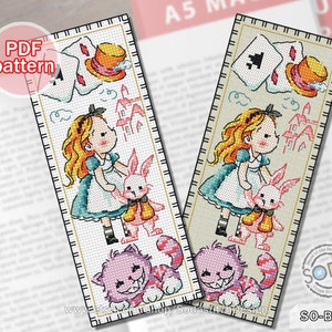 Op de afbeelding: Borduurpatroon voor een bladwijzer met Alice in Wonderland. De bladwijzer toont Alice die een wit konijn vasthoudt met een roze strik. De bladwijzer bevat ook de Cheshire Cat met een brede grijns. Het patroon is beschikbaar als PDF-download.