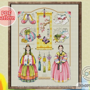 Puede incluir: Patr&oacute;n de punto de cruz con dos mujeres con vestidos tradicionales coreanos hanbok, rodeadas de varios elementos culturales coreanos, incluyendo un rollo con flores de cerezo, una tetera y un par de zapatos. El patr&oacute;n se titula "SO-OPK1".
