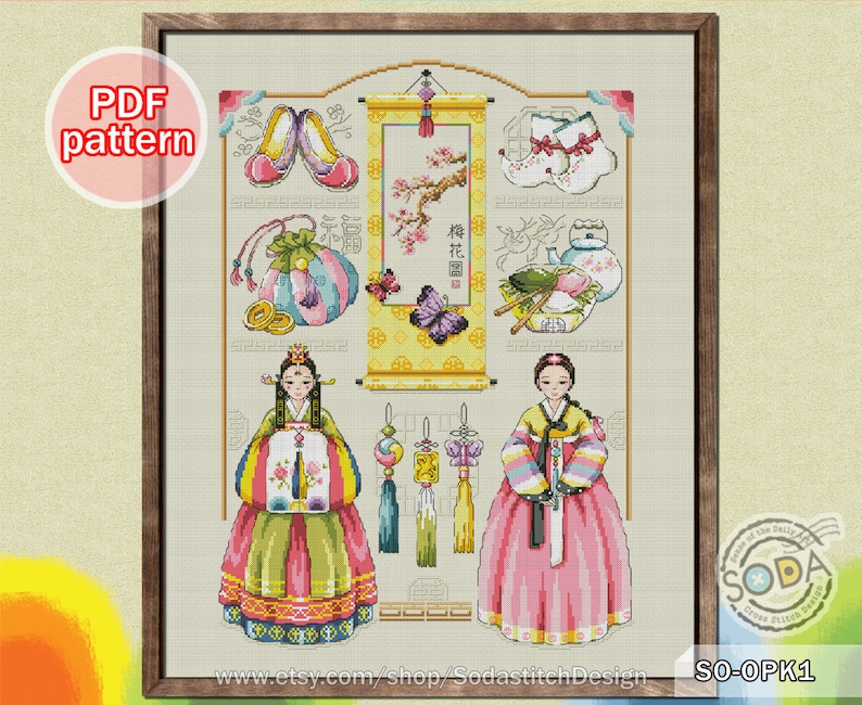 Puede incluir: Patr&oacute;n de punto de cruz con dos mujeres con vestidos tradicionales coreanos hanbok, rodeadas de varios elementos culturales coreanos, incluyendo un rollo con flores de cerezo, una tetera y un par de zapatos. El patr&oacute;n se titula "SO-OPK1".
