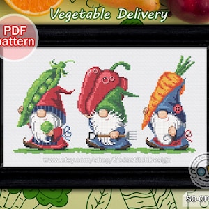 Könnte beinhalten: Kreuzstichmuster mit drei Zwergen, die Gemüse tragen: eine Erbsenschote, eine rote Paprika und eine Karotte. Die Zwerge tragen rote, blaue und grüne Hüte und Schürzen. Der Text "Vegetable Delivery" steht oben. Das Muster ist ein PDF.