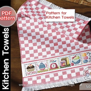 Op de afbeelding: Een PDF-patroon voor het borduren van keukendoeken met een geruite rood-witte achtergrond. Het patroon bevat een rij met keukenthema-afbeeldingen, waaronder een cupcake, theepot, ei, klok, pot, kom met fruit en macarons. Het patroon is getiteld "Patroon voor keukendoeken" en bevat het websiteadres www.etsy.com/shop Sodastitch Design en de code SO-T4.