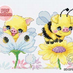 Puede incluir: Patr&oacute;n de punto de cruz con dos lindos cerditos amarillos con alas. Un cerdito es una abeja con rayas negras y amarillas. Los cerditos est&aacute;n sobre flores con p&eacute;talos azules y amarillos. El texto "SO-OPG155" est&aacute; en la esquina inferior derecha de la imagen.