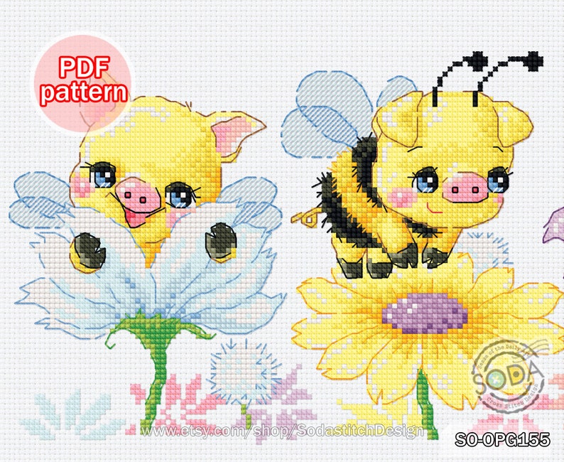 Puede incluir: Patr&oacute;n de punto de cruz con dos lindos cerditos amarillos con alas. Un cerdito es una abeja con rayas negras y amarillas. Los cerditos est&aacute;n sobre flores con p&eacute;talos azules y amarillos. El texto "SO-OPG155" est&aacute; en la esquina inferior derecha de la imagen.