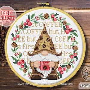 Korsstygnsmönster pdf Gnome Fe Älv Älv Modern, SO-OP2158 'Men först KAFFE'