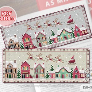 Può includere: Un modello di segnalibro a punto croce che rappresenta una scena di villaggio invernale con case rosse e verdi, alberi coperti di neve e renne che tirano una slitta con Babbo Natale. Il modello è disponibile per il download in PDF. Il testo "SO-BM66" è nell'angolo in basso a destra dell'immagine.
