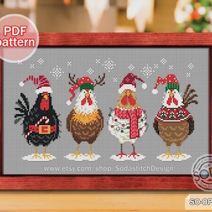 Könnte beinhalten: Ein gerahmtes Kreuzstichmuster mit vier festlichen Hähnen. Jeder Hahn trägt festliche Kleidung, darunter Weihnachtsmützen und Pullover. Der Hintergrund ist grau mit Schneeflocken. Der Text "PDF pattern" ist sichtbar.