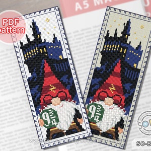 Puede incluir: Patrón de punto de cruz para marcapáginas con un gnomo sosteniendo un cartel de plataforma 9 3/4 frente al castillo de Hogwarts. El gnomo lleva un gorro rojo, gafas y una bufanda. El castillo es azul oscuro con ventanas amarillas y estrellas blancas en el cielo.