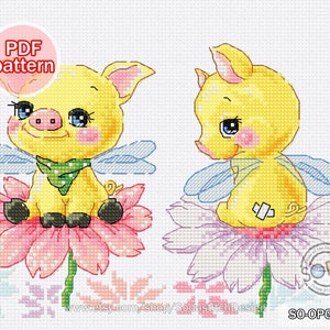 Puede incluir: Patr&oacute;n de punto de cruz PDF de un lindo cerdo amarillo con alas azules sentado en una flor rosa. El cerdo lleva una bufanda verde y tiene una venda en la espalda. El patr&oacute;n se llama "SO-OPG155".