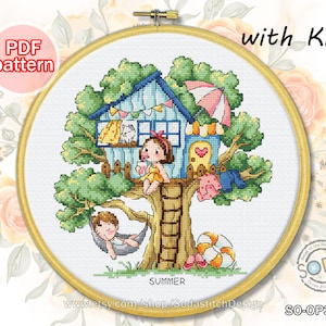 Peut inclure: Modèle de point de croix représentant une maison dans un arbre avec deux enfants, un chat et une balançoire. La maison dans l'arbre est bleue et blanche avec un cœur rouge sur la porte. Les enfants portent des vêtements d'été et l'arbre est vert. Le texte "SUMMER" est écrit sous la maison dans l'arbre. Le texte "with Kids" est écrit dans le coin supérieur droit de l'image. Le texte "PDF pattern" est écrit dans le coin supérieur gauche de l'image. Le texte "SO-OP3235" est écrit dans le coin inférieur droit de l'image.