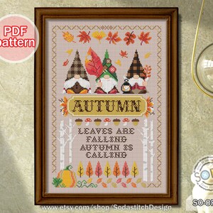 Może przedstawiać: Wz&oacute;r do haftu krzyżykowego przedstawiający trzech krasnoludk&oacute;w z jesiennymi liśćmi i tekstem "Autumn Leaves are Falling Autumn is Calling".
