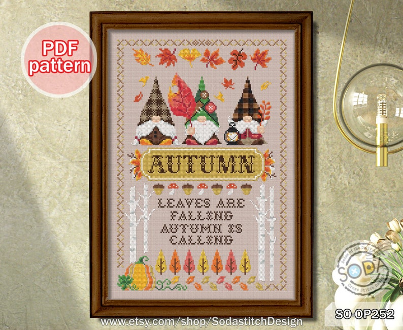 Może przedstawiać: Wz&oacute;r do haftu krzyżykowego przedstawiający trzech krasnoludk&oacute;w z jesiennymi liśćmi i tekstem "Autumn Leaves are Falling Autumn is Calling".