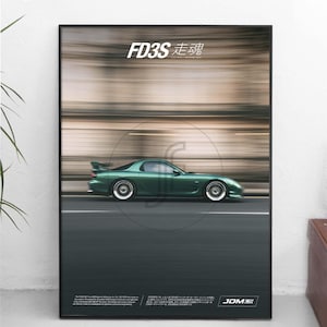 Puede incluir: Un póster enmarcado que muestra un coche deportivo verde en movimiento sobre una carretera. El texto "FD3S 走魂" aparece en la parte superior, con texto descriptivo adicional y un logotipo "JDM" en la parte inferior con efecto de desenfoque.