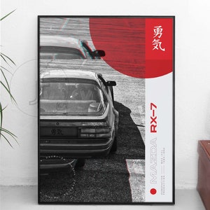 Puede incluir: Una foto en blanco y negro de un coche Mazda RX-7 con el texto "MAZDA RX-7" y "GENERATION MK2 (FCI) PRODUCTION 1985-1992" en blanco sobre fondo rojo. El texto japon&eacute;s "勇気" tambi&eacute;n est&aacute; en el p&oacute;ster.