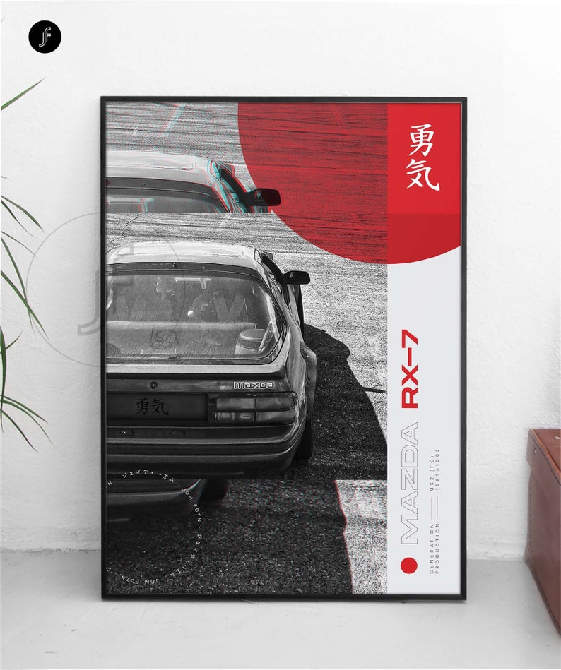 Puede incluir: Una foto en blanco y negro de un coche Mazda RX-7 con el texto "MAZDA RX-7" y "GENERATION MK2 (FCI) PRODUCTION 1985-1992" en blanco sobre fondo rojo. El texto japon&eacute;s "勇気" tambi&eacute;n est&aacute; en el p&oacute;ster.