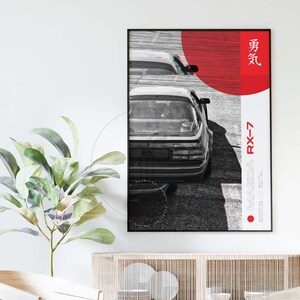 Puede incluir: Un p&oacute;ster en blanco y negro con un c&iacute;rculo rojo y texto japon&eacute;s. El p&oacute;ster presenta una foto en blanco y negro de un autom&oacute;vil deportivo Mazda RX-7. El texto en el p&oacute;ster dice "Mazda RX-7" y "夢気".