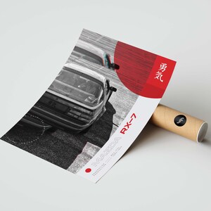 Puede incluir: Un p&oacute;ster en blanco y negro con un Mazda RX-7 vintage con texto japon&eacute;s que dice "RX-7" y "Mazda". El p&oacute;ster tiene un c&iacute;rculo rojo con textura grunge y el texto japon&eacute;s "魂" que significa "alma".