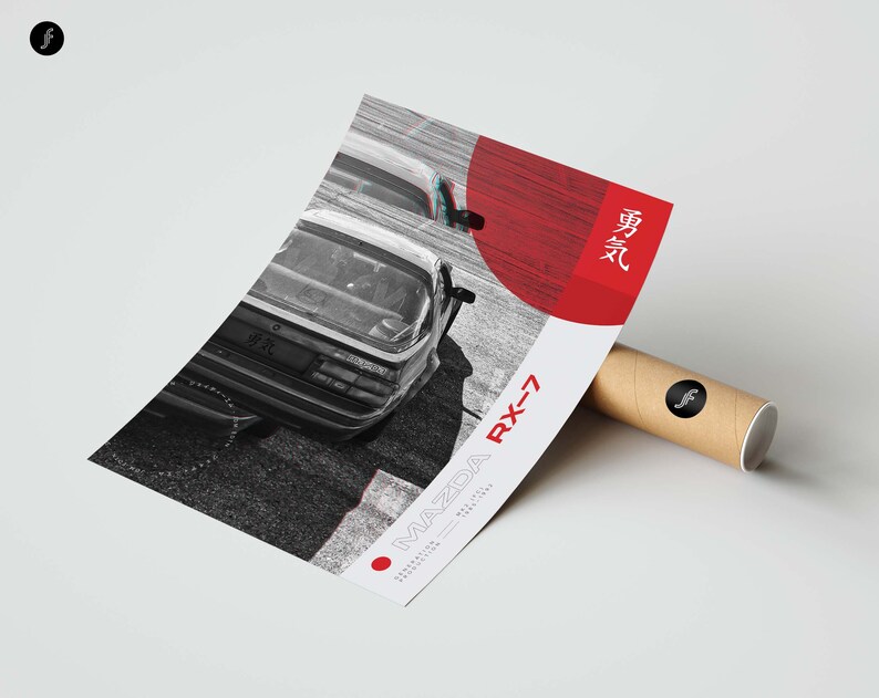 Puede incluir: Un p&oacute;ster en blanco y negro con un Mazda RX-7 vintage con texto japon&eacute;s que dice "RX-7" y "Mazda". El p&oacute;ster tiene un c&iacute;rculo rojo con textura grunge y el texto japon&eacute;s "魂" que significa "alma".