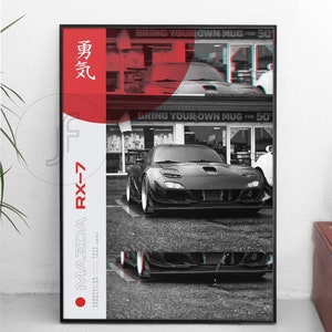 K&ouml;nnte beinhalten: Ein Schwarzwei&szlig;foto eines Mazda RX-7, der vor einem Gesch&auml;ft geparkt ist. Das Auto hat eine rote und wei&szlig;e Grafik an der Seite, auf der "Mazda RX-7" und "勇気" steht. Das Gesch&auml;ft hat ein Schild mit der Aufschrift "Bringen Sie Ihre eigene Tasse f&uuml;r 50 Cent mit".