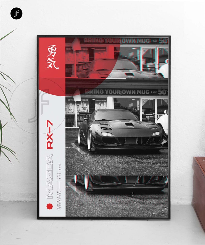 K&ouml;nnte beinhalten: Ein Schwarzwei&szlig;foto eines Mazda RX-7, der vor einem Gesch&auml;ft geparkt ist. Das Auto hat eine rote und wei&szlig;e Grafik an der Seite, auf der "Mazda RX-7" und "勇気" steht. Das Gesch&auml;ft hat ein Schild mit der Aufschrift "Bringen Sie Ihre eigene Tasse f&uuml;r 50 Cent mit".