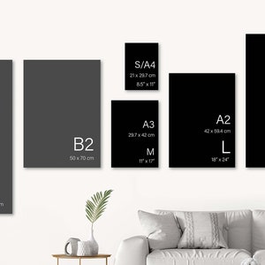 K&ouml;nnte beinhalten: Eine Wandanzeige mit verschiedenen Gr&ouml;&szlig;en von schwarzen und grauen gerahmten Drucken. Die Gr&ouml;&szlig;en sind mit den folgenden Ma&szlig;en gekennzeichnet: B1 100 x 70 cm, B2 50 x 70 cm, S/A4 21 x 29,7 cm, A3 29,7 x 42 cm, A2 42 x 59,4 cm, A1 59,4 x 84,0 cm.